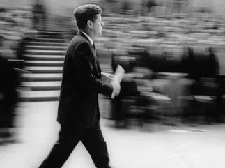 le président américain john f. kenny quitte l'auditorium du département d'etat le 11 mars 1963 après une conférence de presse à washington.
