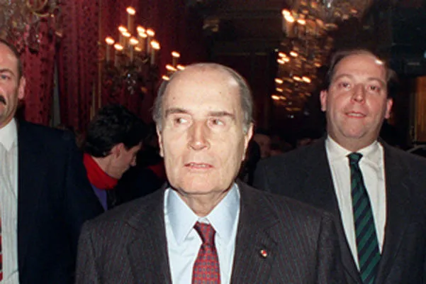 la président de la république françois mitterrand, entouré de ses fils gilbert (d) et jean-christophe (g), arrive au traditionnel arbre de noël donné pour les enfants des écoles au palais de l'elysée le 20 décembre