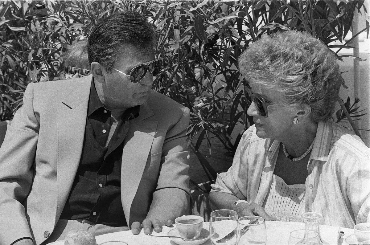 l'acteur français roger hanin s'entretient avec son épouse, la productrice de cinéma christine gouze-rénal, à l'occasion de la 36e édition du festival international du film, à cannes le 16 mai 1983 (photo by ralph gatti and gabriel duval   afp)