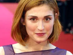 l'actrice française juliette gayet pose à son arrivée au palais des festivals pour la projection de la chambre des officiers la chambre des officiers est présentée ce soir en compétition pour le 54ème festival du film cannes