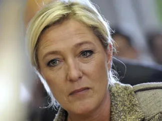 le président du parti national d'extrême-droite français (fn) marine le pen visite le salon de l'élevage à cournon, centre de la france, le 4 octobre 2012 afp photo thierry zoccolan