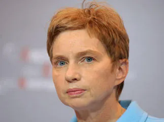 l'association des employeurs français la tête de medef parisot écoute une question lors de sa conférence de presse mensuelle le 18 décembre 2012 au siège du medef à paris afp photo eric piermont