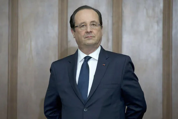 le président français francois hollande est photographié, le 13 décembre 2013, au palais deux palais de bandeirantes à sao paulo, au brésil, lors de sa visite d'etat de deux jours au brésil -afp photo piscine alain jocard