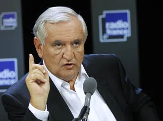 l'ancien premier ministre jean-pierre raffarin participe à la première de l'émission politique de radio france, le 04 septembre 2011 dans les locaux de la maison de la radio à paris afp photo   thomas samson