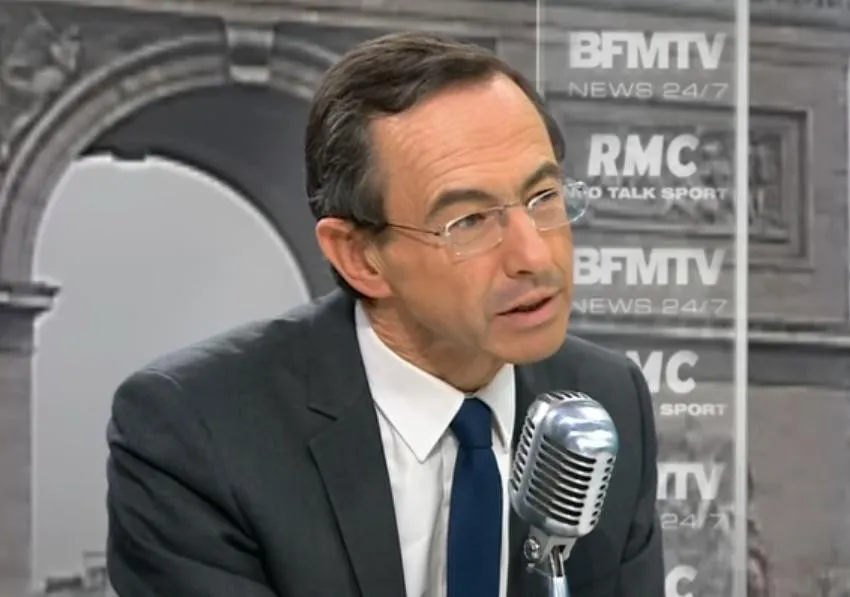 épargne, argent, assurance de rente, retraite et concept de personnes - gros plan des mains de femme senior tenant l'argent dans le bocal en verre