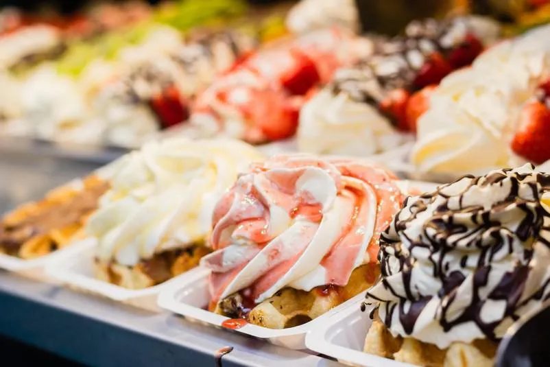 dessert traditionnel de gaufres belges sucrées dans la boutique