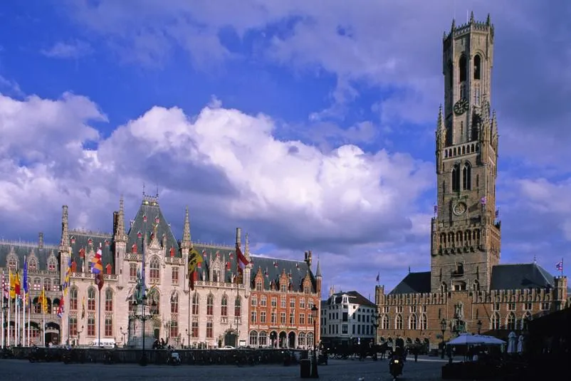 la grand place de bruges avec son beffroi