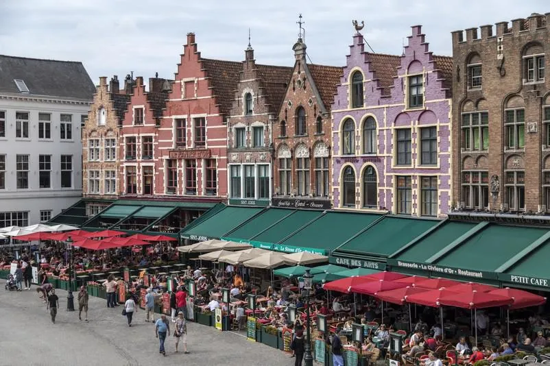 markt square (la place du marché) dans la ville historique de bruges en belgique le centre historique de la ville est un site du patrimoine mondial de l'unesco
