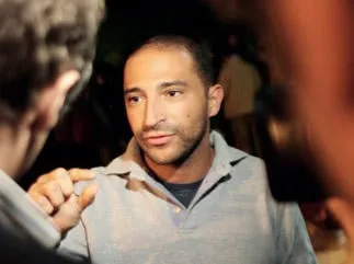 thomas fabius, le fils de laurent fabius discute avec des journalistes, le 26 octobre 2006 avant le commencement d'un meeting ps au zénith de paris afp photo fred dufour