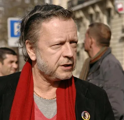 chanteur français renaud lors d'une réunion pour soutenir les otages du farc devant l'ambassade colombienne à paris, le 01 mars 2008 photo par giancarlo gorassini abacapresscom