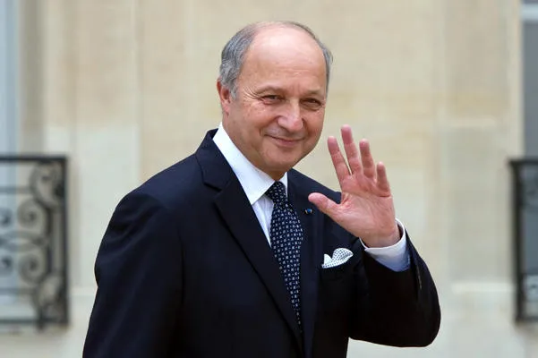 le ministre des affaires etrangères français laurent fabius salue alors qu'il quitte le palais présidentiel d'elysée après avoir assisté à la réunion hebdomadaire du cabinet à paris le 1er août 2012 afp photo bertrand langlois