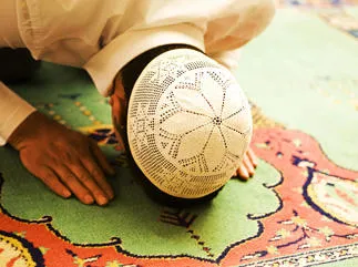 mosquée intérieure et les gens qui prient