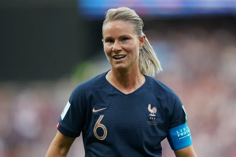france's midfielder amandine henry reacduring the france 2019 women's world cup quarter-final football match between france and usa, on june 28, 2019, at the parc des princes stadium in paris (photo by lionel bonaventure   afp)