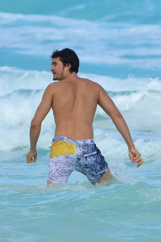 exclusive - orlando bloom teaches flynn the lessons of the sea- cancun