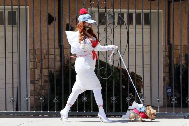 phoebe price seen walking her dog and wearing a trash bag to protect herself in los angeles, ca, usa, april 15, 2020 photo by bauer-griffin splash news abacapresscom , 727590 010 los angeles etats-unis united states