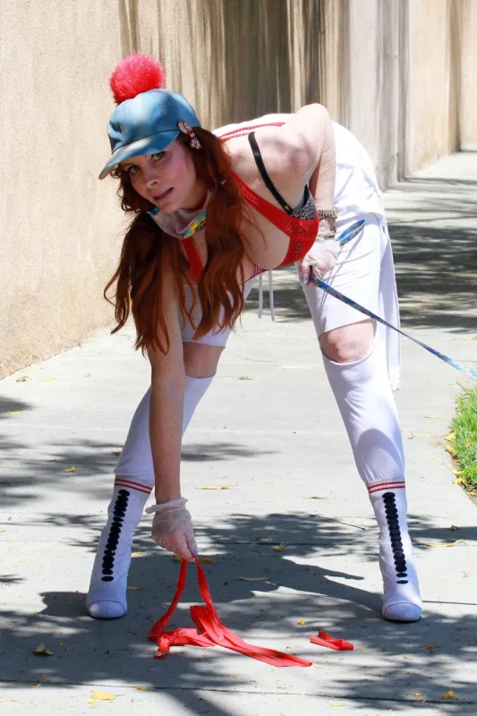 phoebe price seen walking her dog and wearing a trash bag to protect herself in los angeles, ca, usa, april 15, 2020 photo by bauer-griffin splash news abacapresscom , 727590 001 los angeles etats-unis united states