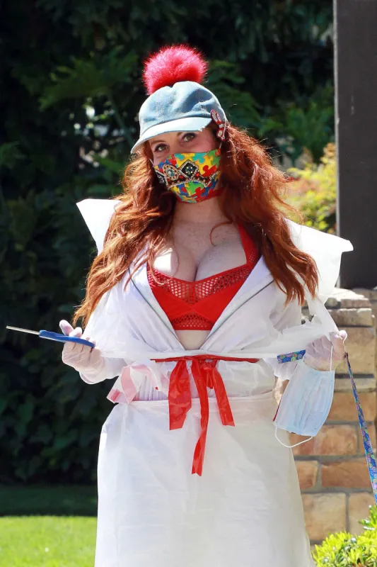 phoebe price seen walking her dog and wearing a trash bag to protect herself in los angeles, ca, usa, april 15, 2020 photo by bauer-griffin splash news abacapresscom , 727590 005 los angeles etats-unis united states