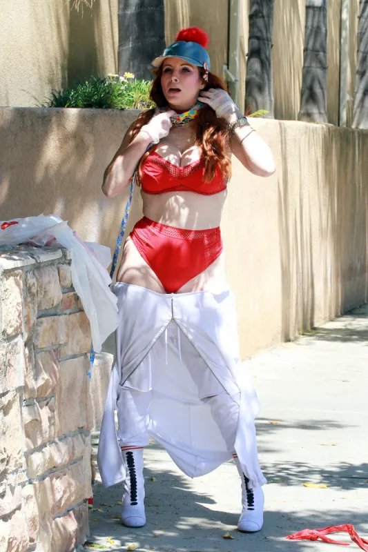 phoebe price seen walking her dog and wearing a trash bag to protect herself in los angeles, ca, usa, april 15, 2020 photo by bauer-griffin splash news abacapresscom , 727590 007 los angeles etats-unis united states