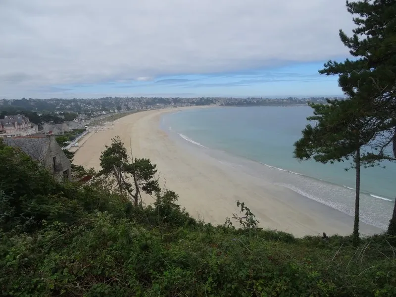 la grande plage ou plage des mielles à saint-cast-le-guildo vue depuis la pointe de la garde