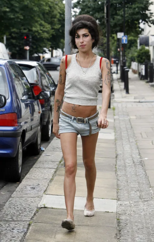 amy winehouse pays a visit to her corner shop