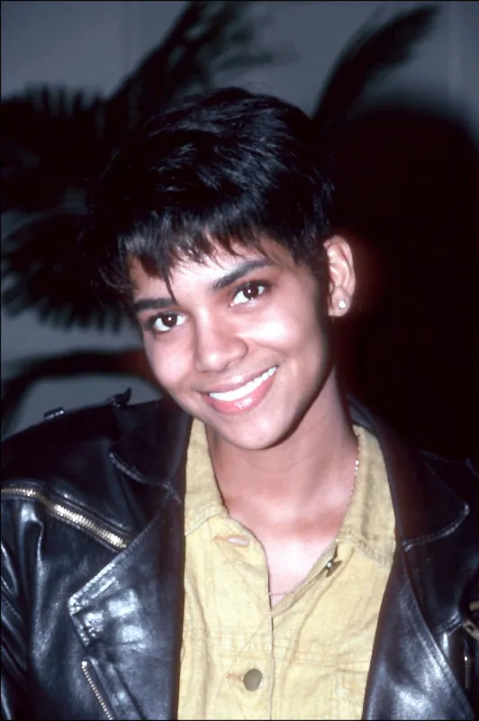 © ron wolfson lfi abaca 54003-1 halle berry pictured in 1992 <motcle99> berry halle archive (photos) archives (photos) file archives file picture seule seul seuls seules alone headshot portraits portrait headshots head shot head shots < motcle99>