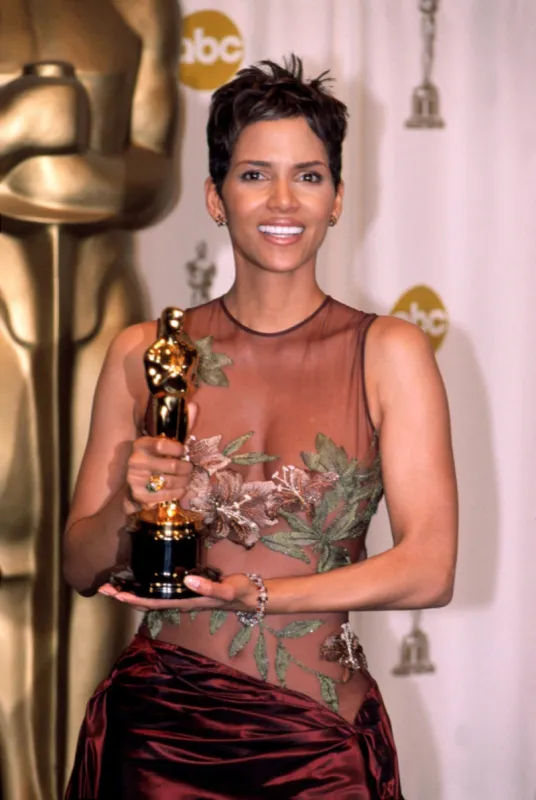 halle berry holding her oscar at the academy awards, la, ca 3 24 2002, by robert hepler , breverettcollection20160706