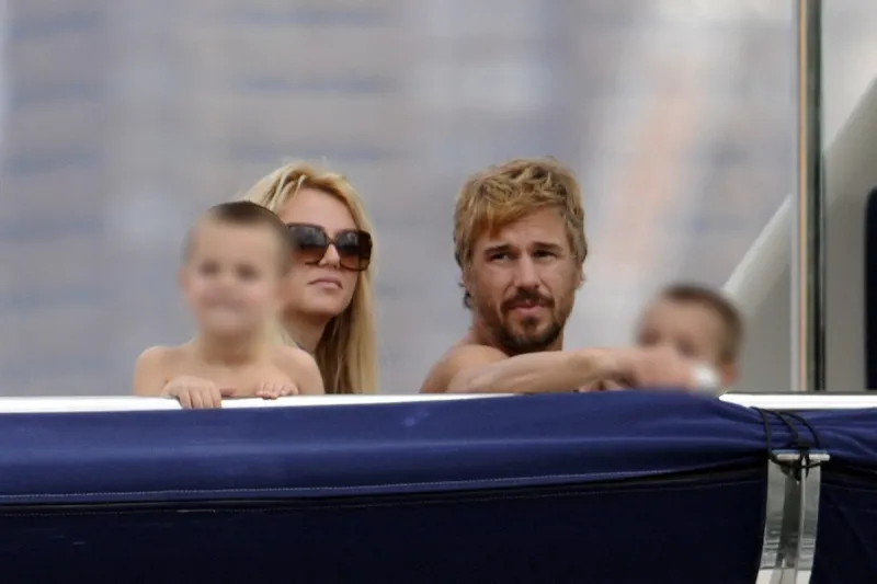 britney spears with her boyfriend and children go for a harbour cruise in sydney