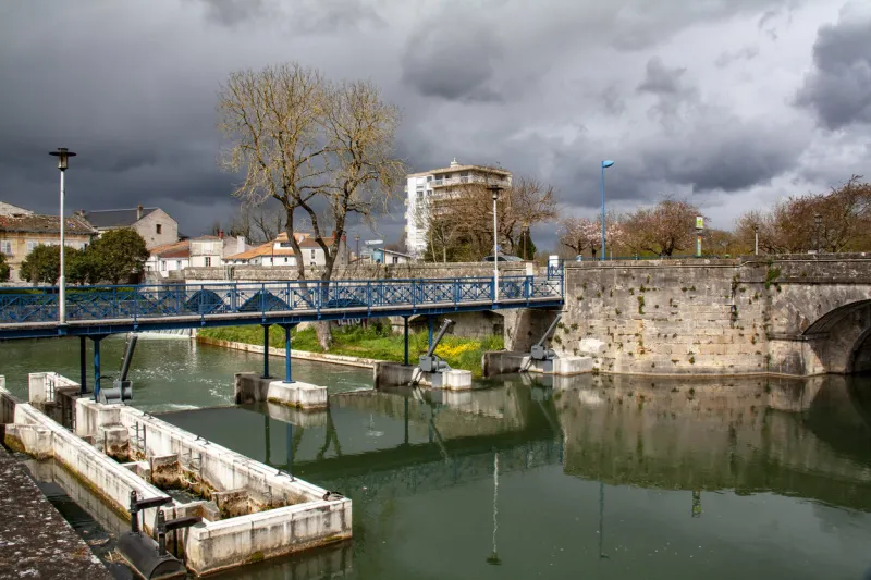 niort view of the sèvre niortaise and fish lock two-sevres new aquitainer