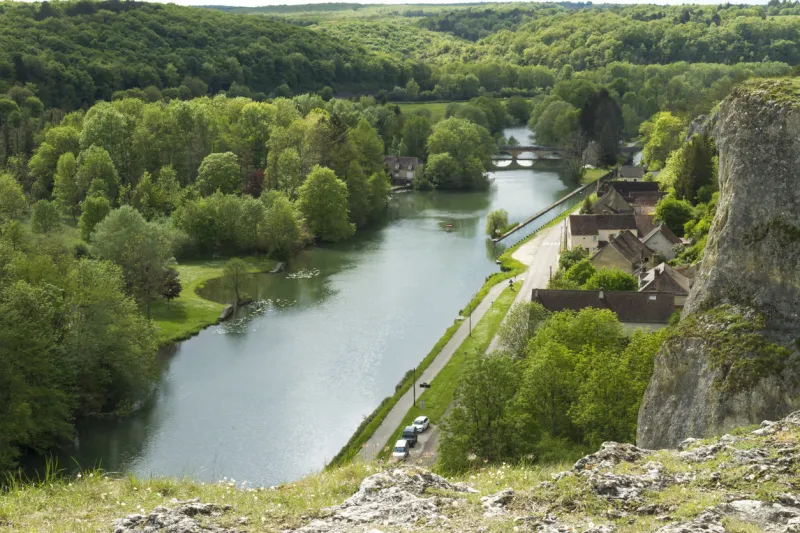 river yonne at merry-s-yonne with rocky shore