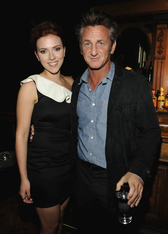 exclusive - scarlett johanssson and sean penn pose backstage at the huys choice aards - la