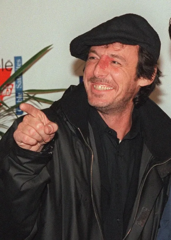 l'animateur jean-luc reichmann (g) pose pour les photographes, le 02 octobre 1999 au grand rex à paris, avant d'assister à la 13ème cérémonie des 7 d'or (photo by laurence coustal   afp)