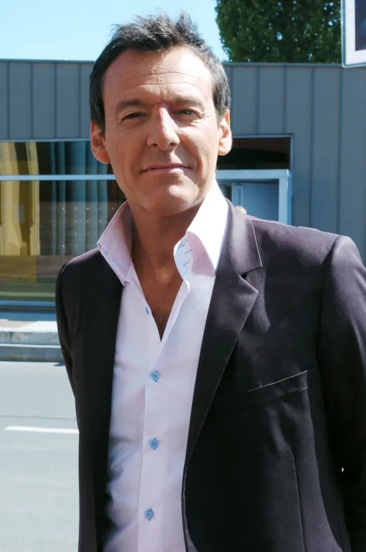 l'animateur jean-luc reichmann pose pour le photographe, le 29 août 2005 à la plaine-saint-denis, lors de la présentation de la grille de rentrée de tf1 (photo by jean ayissi   afp)