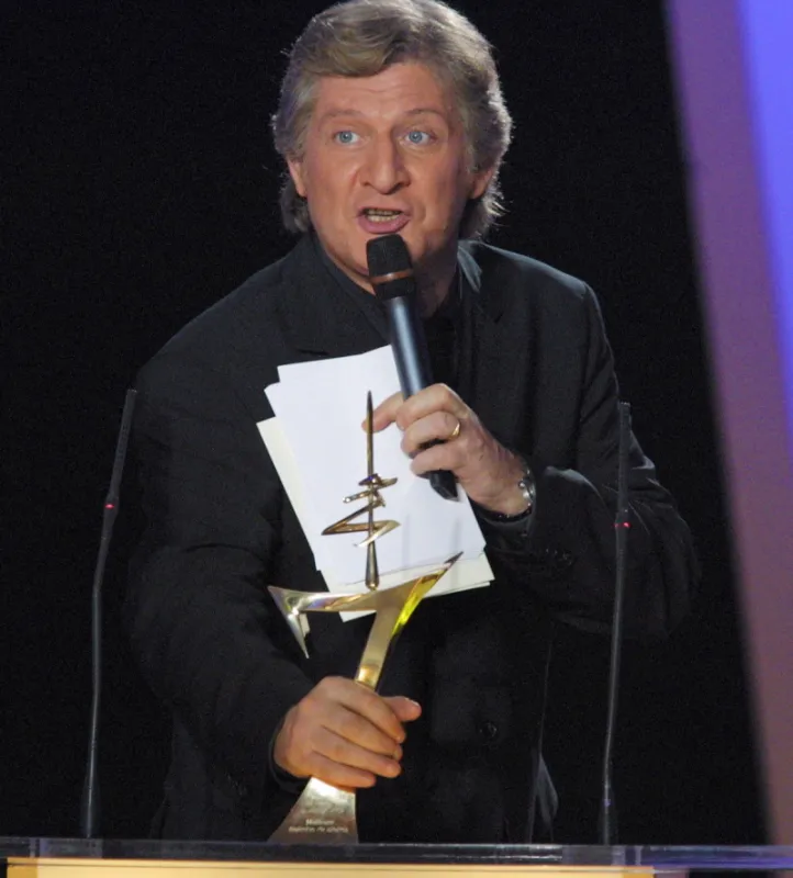 l'animateur de télévision patrick sébastien s'apprête à remettre un 7 d'or, le 27 octobre 2001 à l'hippodrome d'auteuil à paris, lors de la 15e cérémonie des 7 d'or     afp photo martin bureau (photo by martin bureau   afp)