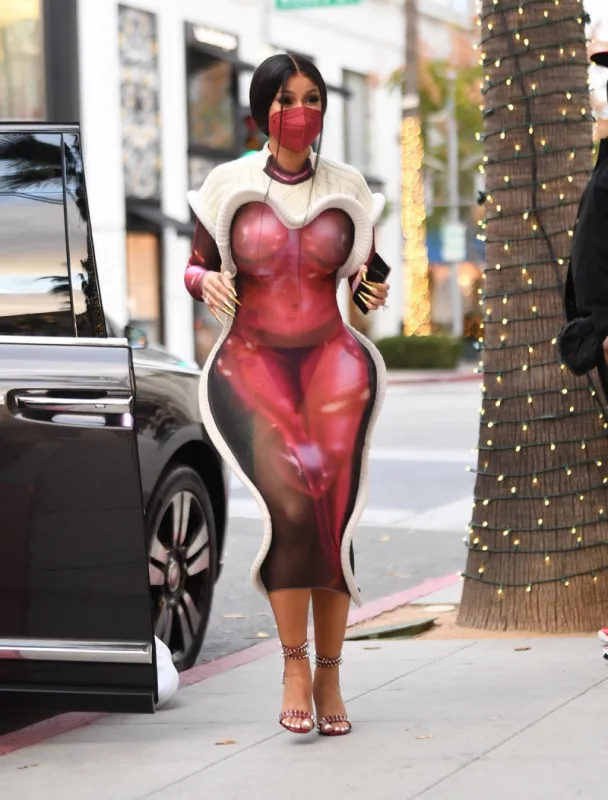 cardi b shows off her incredible curves as she shops at louis vuitton in beverly hills with husband offset on january 23, 2021 photo by diggzy   splashnews abacapresscom