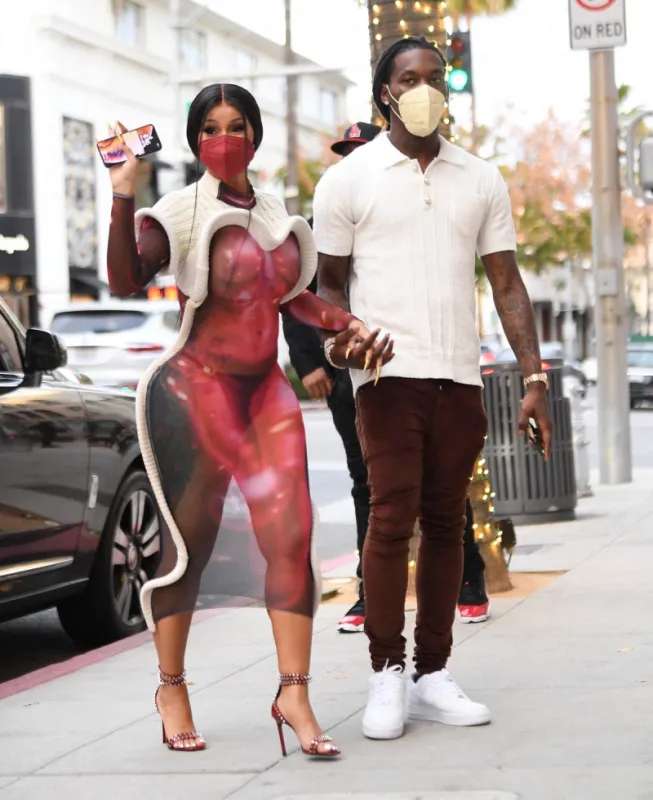 cardi b shows off her incredible curves as she shops at louis vuitton in beverly hills with husband offset on january 23, 2021 photo by diggzy   splashnews abacapresscom