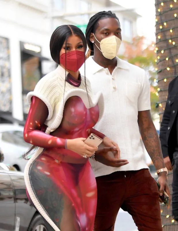 cardi b shows off her incredible curves as she shops at louis vuitton in beverly hills with husband offset on january 23, 2021 photo by diggzy   splashnews abacapresscom