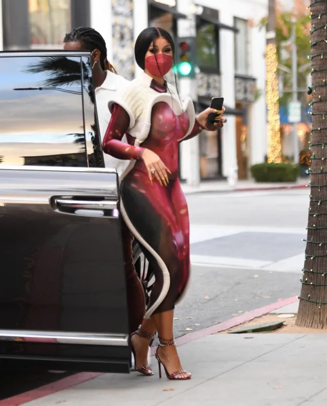 cardi b shows off her incredible curves as she shops at louis vuitton in beverly hills with husband offset on january 23, 2021 photo by diggzy   splashnews abacapresscom
