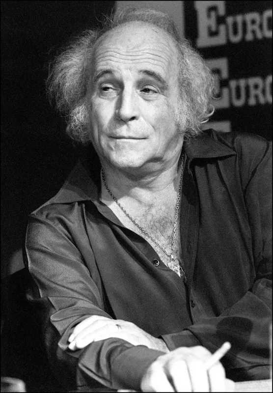 photo datée du 07 décembre 1982 du chanteur français léo ferré lors d'une interview sur europe 1 à paris (photo by guiremand   archives   afp)