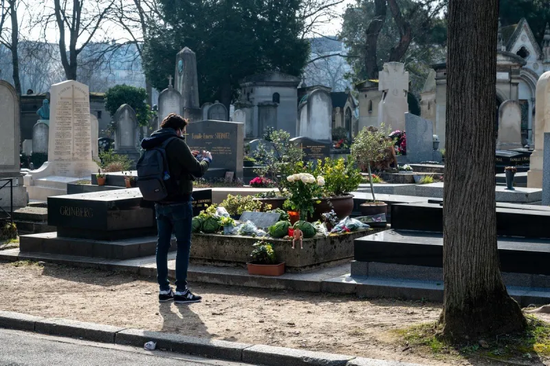 fans mark serge gainsbourg's death 30 years anniversary - paris