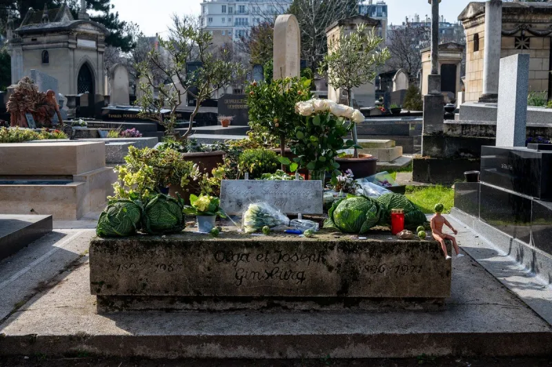 fans mark serge gainsbourg's death 30 years anniversary - paris