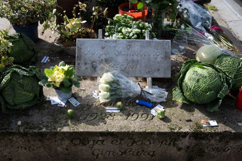 fans mark serge gainsbourg's death 30 years anniversary - paris