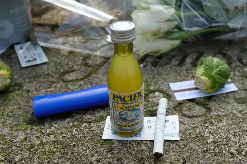 fans gather next to the singer and author serge ganisbourg’s grave, on the day that gainsbourg passed away 30 years ago, in montparnasse cemetery in paris, france, on march 02, 2021 photo by aurore marechal abacapresscom , 757742 055 paris france