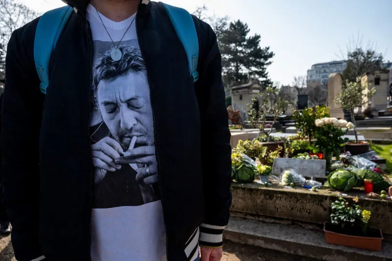 fans mark serge gainsbourg's death 30 years anniversary - paris