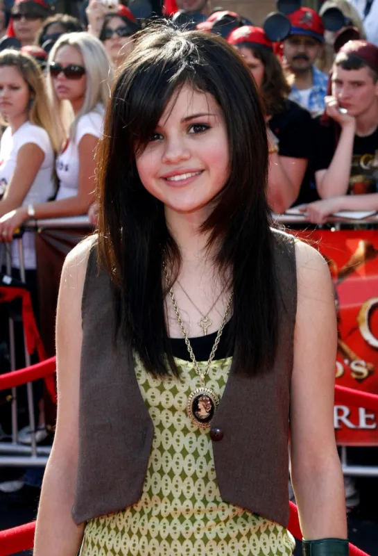 selena gomez attends the world premiere of pirates of the caribbean  at world's end