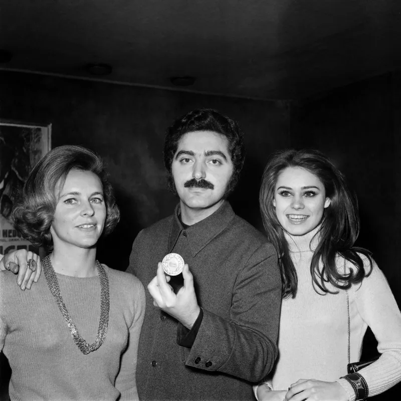 spanish designer paco rabanne poses with members of the women's jury marie-laure prouvost (l) and corinne piccoli (r), on february 29, 1968, after being awarded homme du moment, at the house of sweden in paris (photo by -   afp)