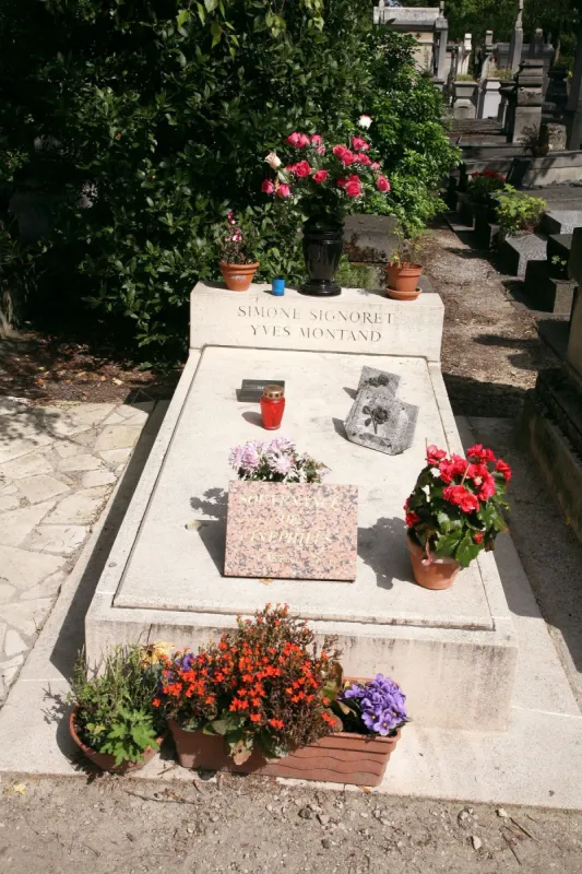 famous graves in paris cemeteries