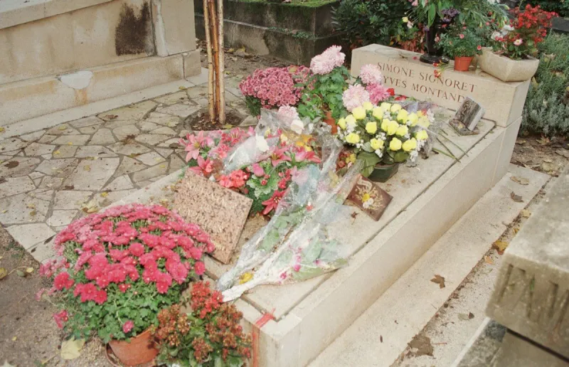 the grave of yves montand and simone signoret <motcle99> montand yves montand yves signoret simone signoret simone cimetiere cemetery mausolee tombe tombeau tombes grave graves france frankreich ile-de-france paris < motcle99>