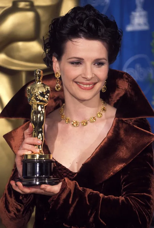 mar 24, 1997, hollywood, ca, usa, french born actress juliette binoche holds an award at the 1997 academy awards held at the shrine auditorium theater photo by kathy hutchins zumapresscom abacapresscom