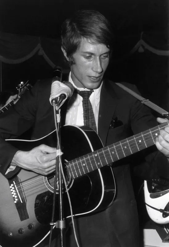 photo du chanteur français jacques dutronc prise à paris lors de son concert du 28 septembre 1966 dans la salle du bilboquet à parisafp photo (photo by afp)