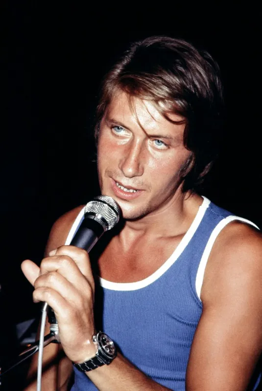 le chanteur jacques dutronc répète au cabaret la tête de l'art à paris le 10 septembre 1971 afp photo (photo by afp)